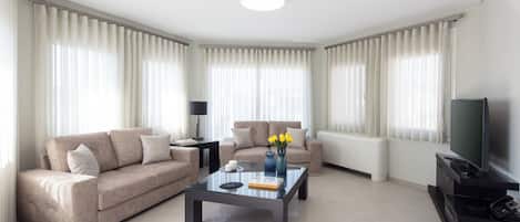 Appartement exclusif, balcon, vue sur la ville | Aire de sĂ©jour | Ăcran dâordinateur, imprimante