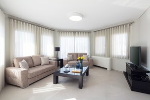 Exclusive Apartment, Balcony, City View | Living area