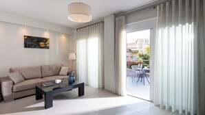 Una sala de estar moderna con sofá, una mesa de centro y una obra de arte en la pared.