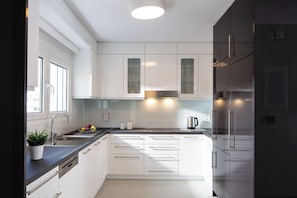 Exclusive Apartment, Balcony, City View | Private kitchen
