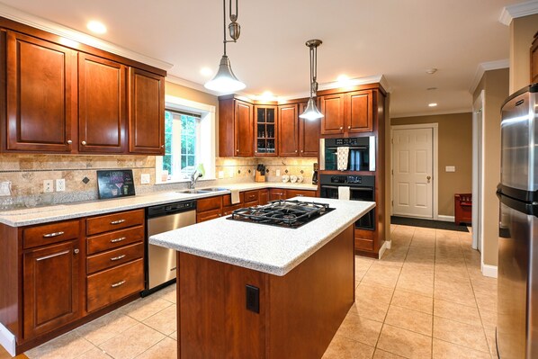 Microwave, oven, stovetop, dishwasher - 4BR, 3.5 BA, Kid-Friendly, Private, A/C, 5min to Beach (Saco)