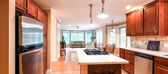 4BR, 3.5 BA, Kid-Friendly, Private, A/C, 5min to Beach
