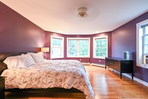 4 soverom, strykejern/-brett, internettilgang og sengetøy