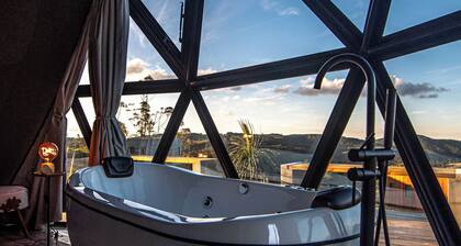 Refúgio nas Nuvens – Domo Omega Luxuoso com Fogo de Chão e Hidro Panorâmica
