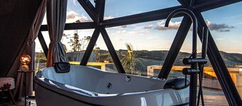 Refúgio nas Nuvens – Domo Omega Luxuoso com Fogo de Chão e Hidro Panorâmica