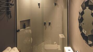 Jetted bath, hair dryer, bidet, towels