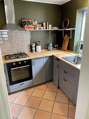 Fridge, oven, stovetop, dishwasher