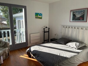 5 bedrooms, iron/ironing board, internet, bed sheets