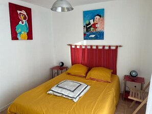 5 bedrooms, iron/ironing board, Internet, bed sheets