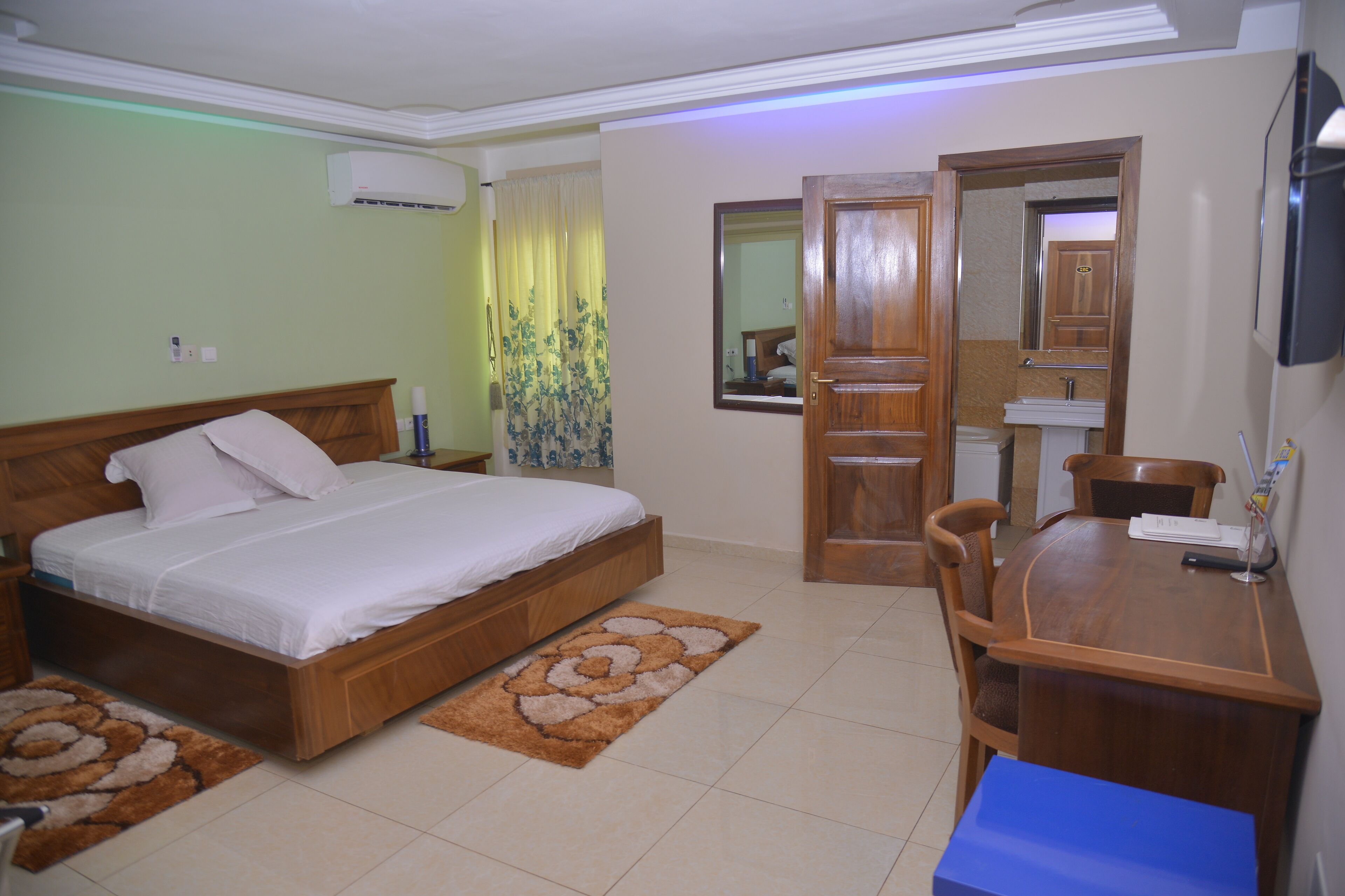 Tweepersoonskamer | Een bureau, een laptopwerkplek, gratis wifi