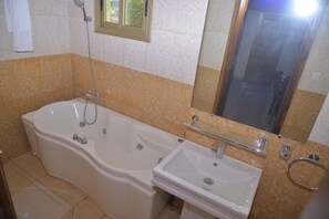 Suite | Bathroom
