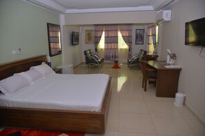 Studio suite | Een bureau, een laptopwerkplek, gratis wifi