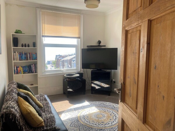 Pet Friendly, Top Floor Apt W/ Sea View, Sleeps 5 - Broadstairs