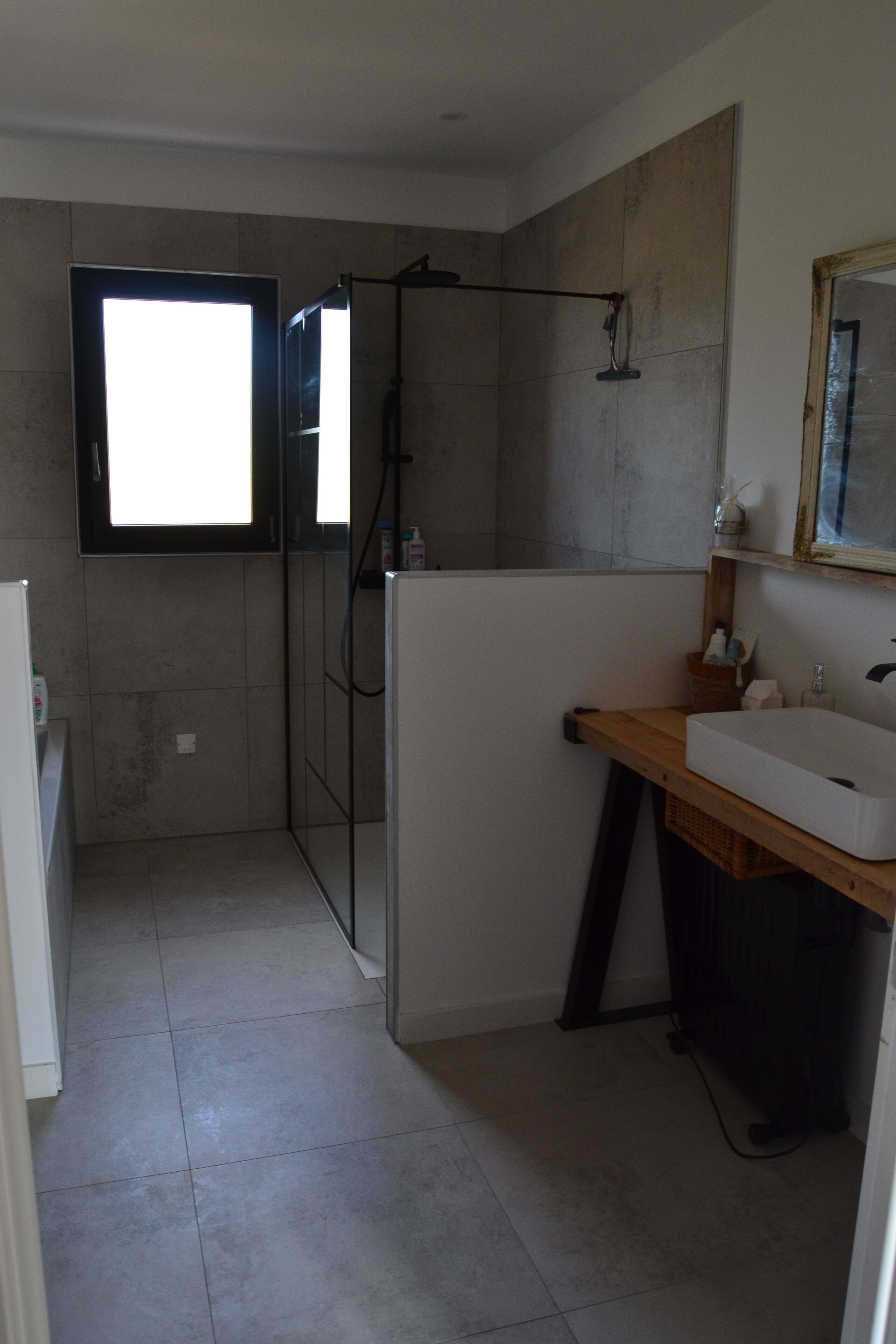 Douche, sèche-cheveux, serviettes fournies