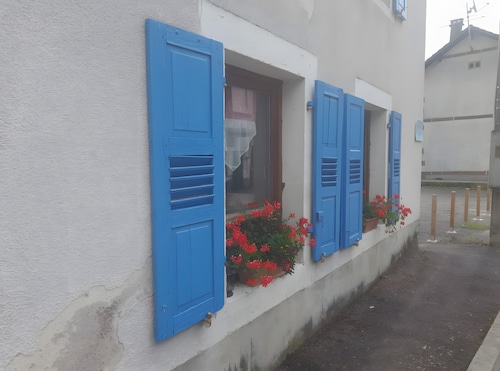 Ferienhaus 'Charmante Maison Les Volets Bleus' mit privatem Garten und WLAN