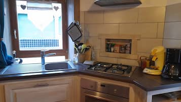 Réfrigérateur, four à micro-ondes, un four, surface de cuisson