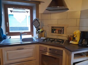 Fridge, microwave, oven, stovetop - Charming House 'Les Volets Bleus' with Private Garden and Wi-Fi (Servance-Miellin)