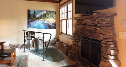 FivePine Lodge & Cabins - Romance Cabin