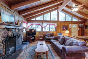 Unclassified image, 5 of 15, button - Beautiful mountain home is located 0.7 miles from the heart of Idyllwild. Hot tub ,seclusion,pet friendly and Hot tub (Idyllwild)
