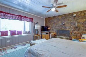 Free WiFi, bed sheets - Beautiful mountain home is located 0.7 miles from the heart of Idyllwild. Hot tub ,seclusion,pet friendly and Hot tub (Idyllwild)
