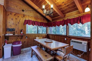 Dining - Beautiful mountain home is located 0.7 miles from the heart of Idyllwild. Hot tub ,seclusion,pet friendly and Hot tub (Idyllwild)