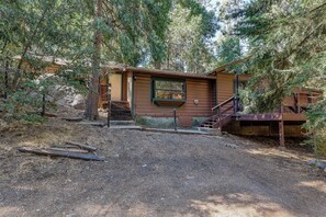 Exterior - Beautiful mountain home is located 0.7 miles from the heart of Idyllwild. Hot tub ,seclusion,pet friendly and Hot tub (Idyllwild)