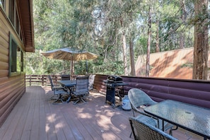 Outdoor dining - Beautiful mountain home is located 0.7 miles from the heart of Idyllwild. Hot tub ,seclusion,pet friendly and Hot tub (Idyllwild)