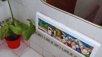 Een douche, een bidet, handdoeken, zeep