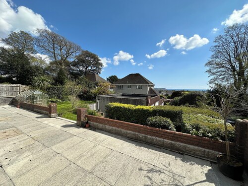 Detached house with sea view