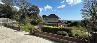 Detached house with sea view