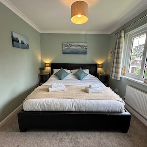 4 bedrooms, iron/ironing board, WiFi, bed sheets