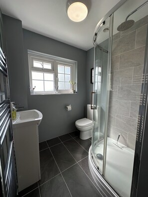 Shower, jetted tub, hair dryer, towels