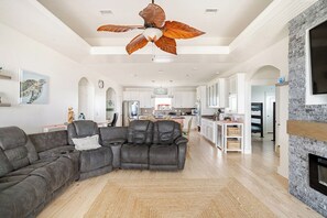 TV connectée, cheminée, jeux vidéo, livres