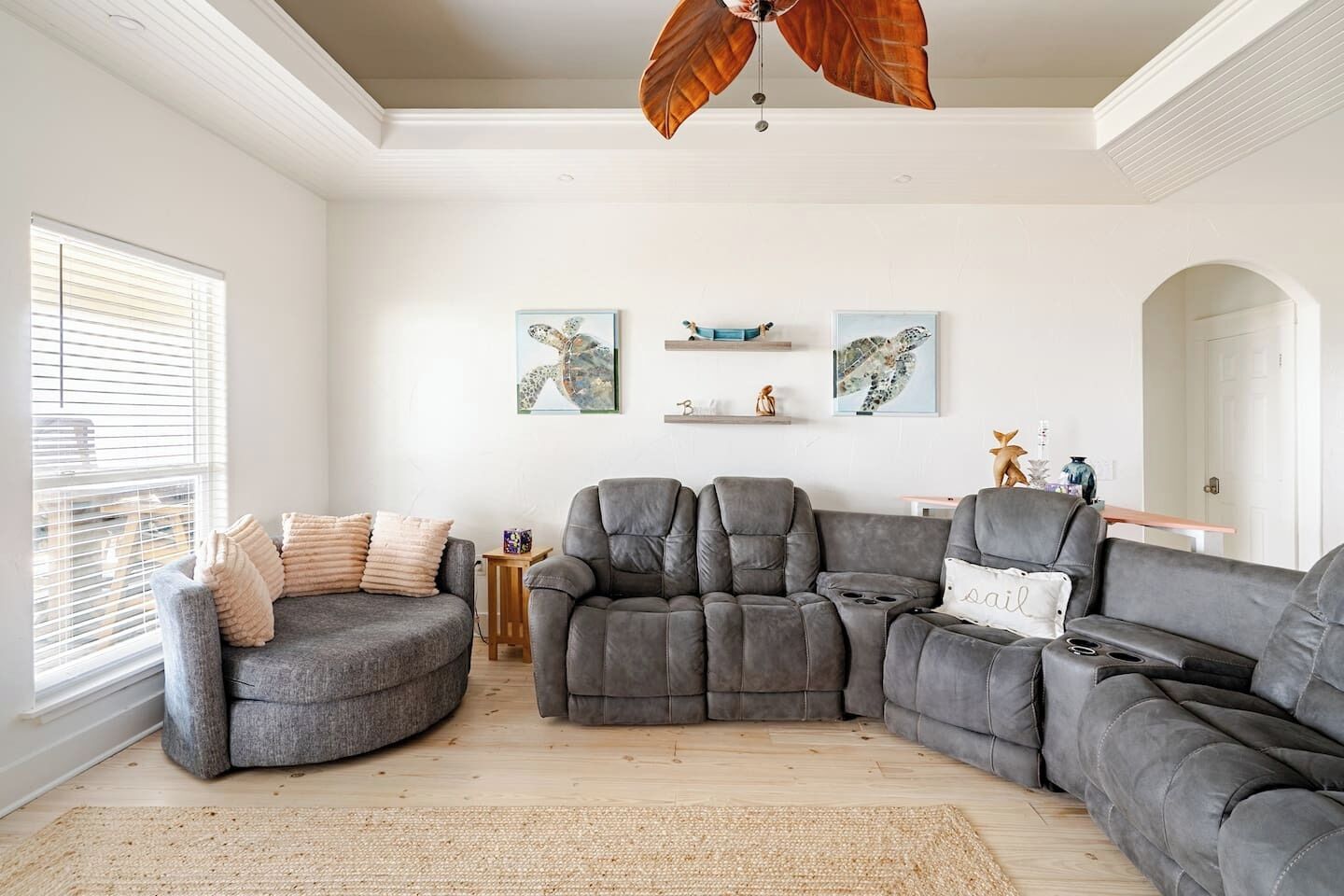 Smart TV, chimenea, videojuegos, libros