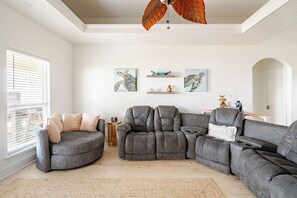 TV connectée, cheminée, jeux vidéo, livres