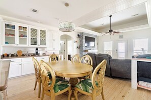 Dining - A beautiful beachfront home in a quiet neighborhood. (Bolivar Peninsula)