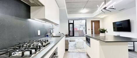 Réfrigérateur, micro-ondes, four, plaque de cuisson