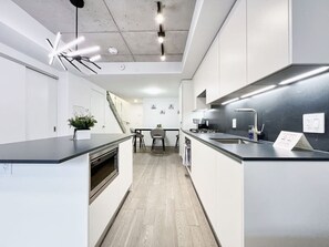 ثلاجة، ميكروويف، فرن، موقد طهي مسطح