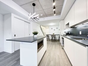 Réfrigérateur, micro-ondes, four, plaque de cuisson