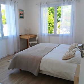 4 chambres, fer et planche à repasser, lit parapluie, accès Internet