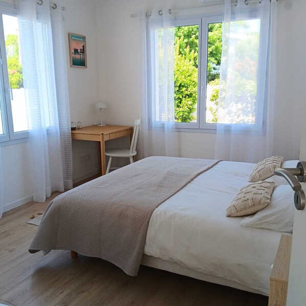 4 bedrooms, iron/ironing board, travel crib, internet