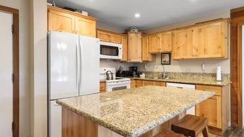 Réfrigérateur, micro-ondes, lave-vaisselle, cafetière/bouilloire