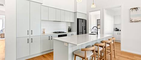 Refrigerador, microondas, horno, placa de cocina