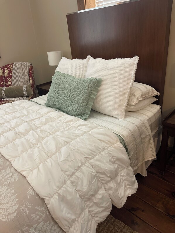 1 bedroom, iron/ironing board, internet, bed sheets