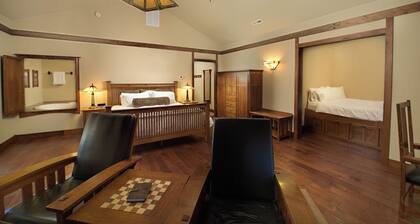 FivePine Lodge & Cabins - Caboose Cabin