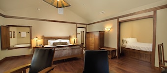 FivePine Lodge & Cabins - Caboose Cabin