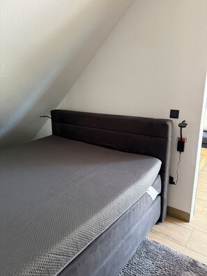 1 室のベッドルーム、アイロン / アイロン台、WiFi (無料)、ベッドシーツ