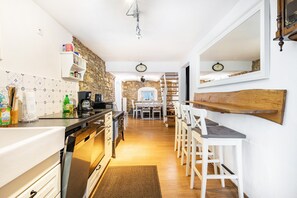 Kylskåp, mikrovågsugn, ugn och spishäll
