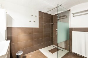 Shower, hair dryer - Holiday Home 'Ilmhaus' with Wi-Fi (Pförring)