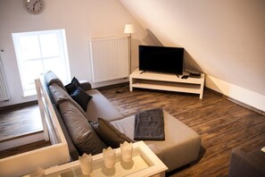 Fernseher, Kamin, BĂŒcher, Stereoanlage